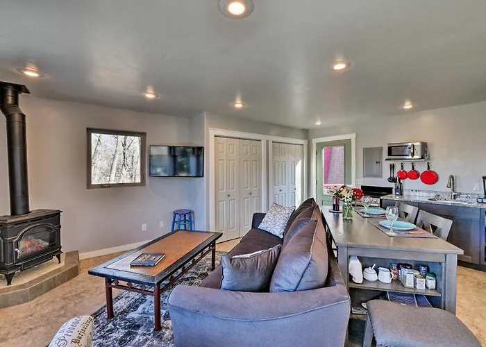 Cozy Mountain Studio By Main Street & Hot Springs!