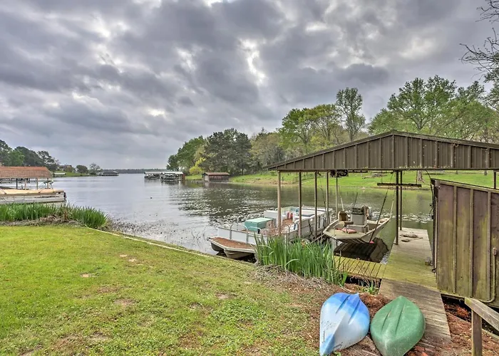 Pet-Friendly Lake Athens Home W/ Fireplace!