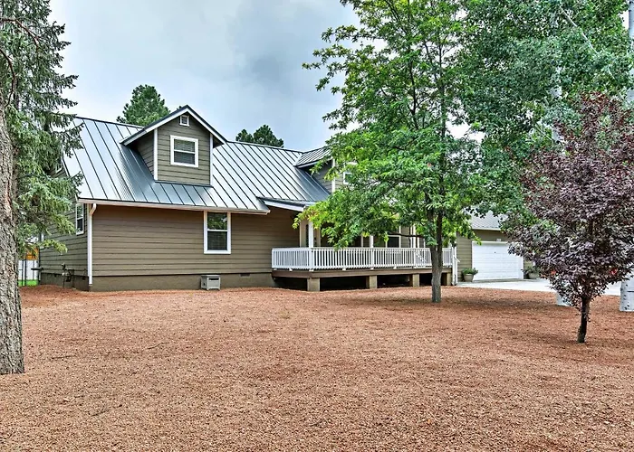 Game Room, Yard, Deck & Fireplace: Lakeside Home