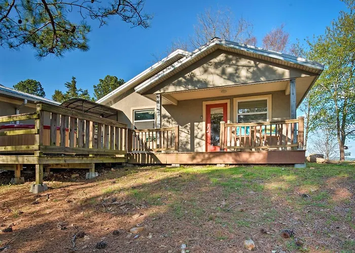Broken Bow Cottage W/ Deck, Hot Tub & Fire Pit!