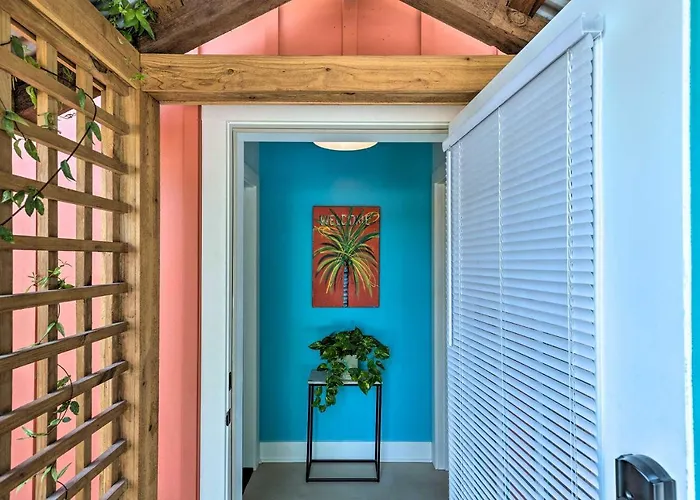 Old Town Getaway, Walk To Shopping, Dining & Bay!