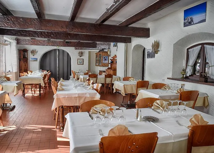 Logis Hotel Restaurant Le Col De L'Arc