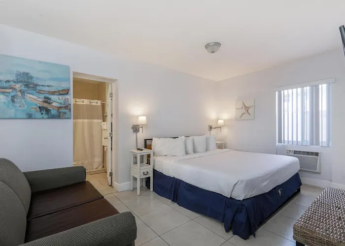 Hollywood Broadwalk Oceanside Hotel