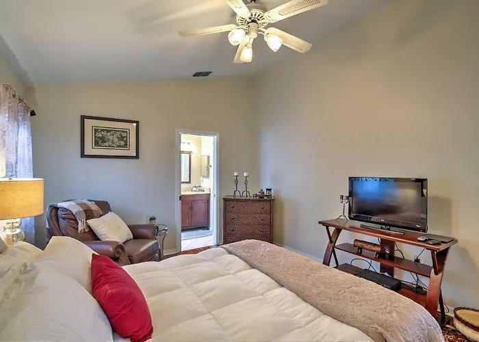 Lakefront Brandon Home W/ Patio & Screened Lanai!